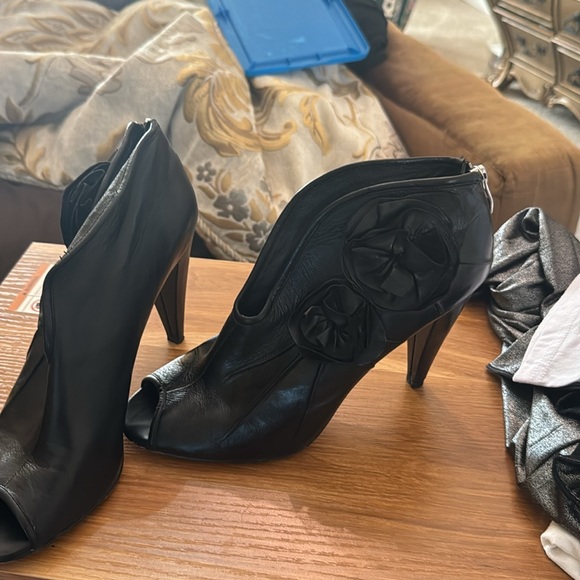 Cute booties - Picture 2 of 3